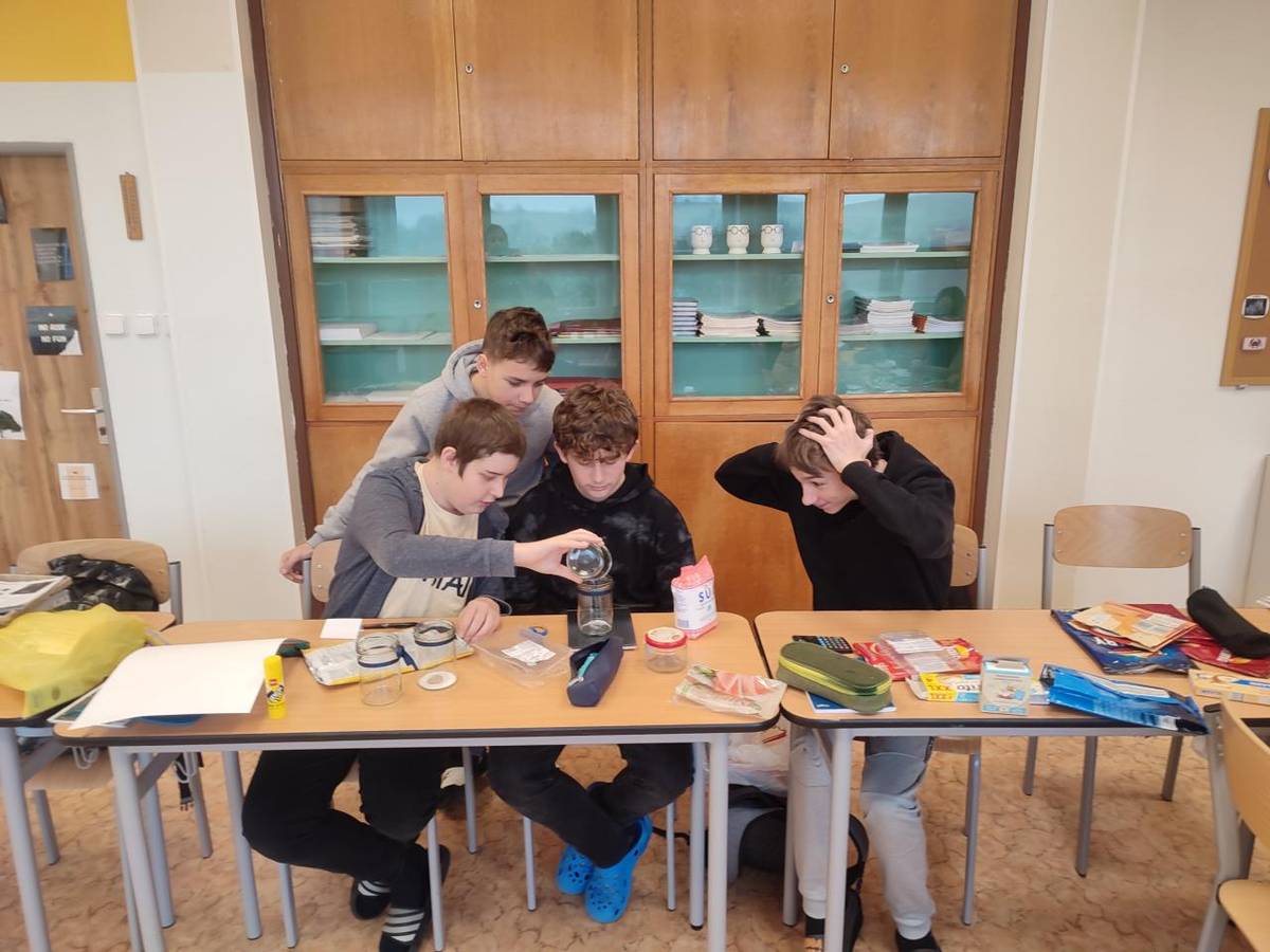 Pod vedením paní učitelky Martiny Jeřábkové si tento týden žáci 8. a 9. ročníku  zjišťovali, kolik soli, tuků a cukru obsahují oblíbené dobroty.