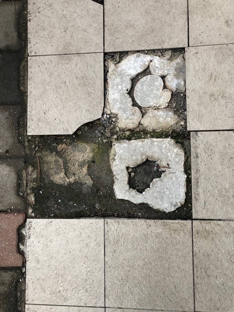 Odbor nemovitostí a investic provedl místní šetření. Jedná se o poškození dlažby, která je instalována ve vstupním prostoru do domu. Město Bílina není většinovým majitelem nemovitosti. V případě opravy poškozené dlažby se tedy musíte obrátit na majitele nemovitosti, kterým je sdružení vlastníků bytových jednotek, případně na pověřeného správce. Děkujeme za pochopení