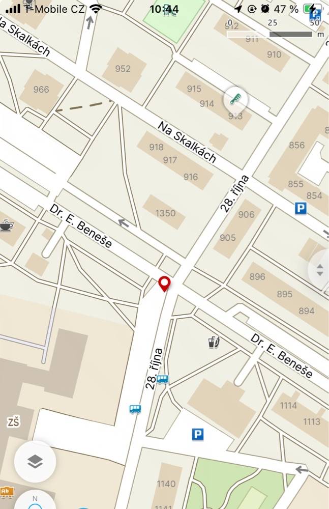 Dobrý den, hodiny jsou na tomto vámi zmiňovaném místě plánovány, v tomto roce však v realizaci nejsou zahrnuty. Letos se budou nahrazovat rozbité hodiny na náměstí zcela novými na zakázku.