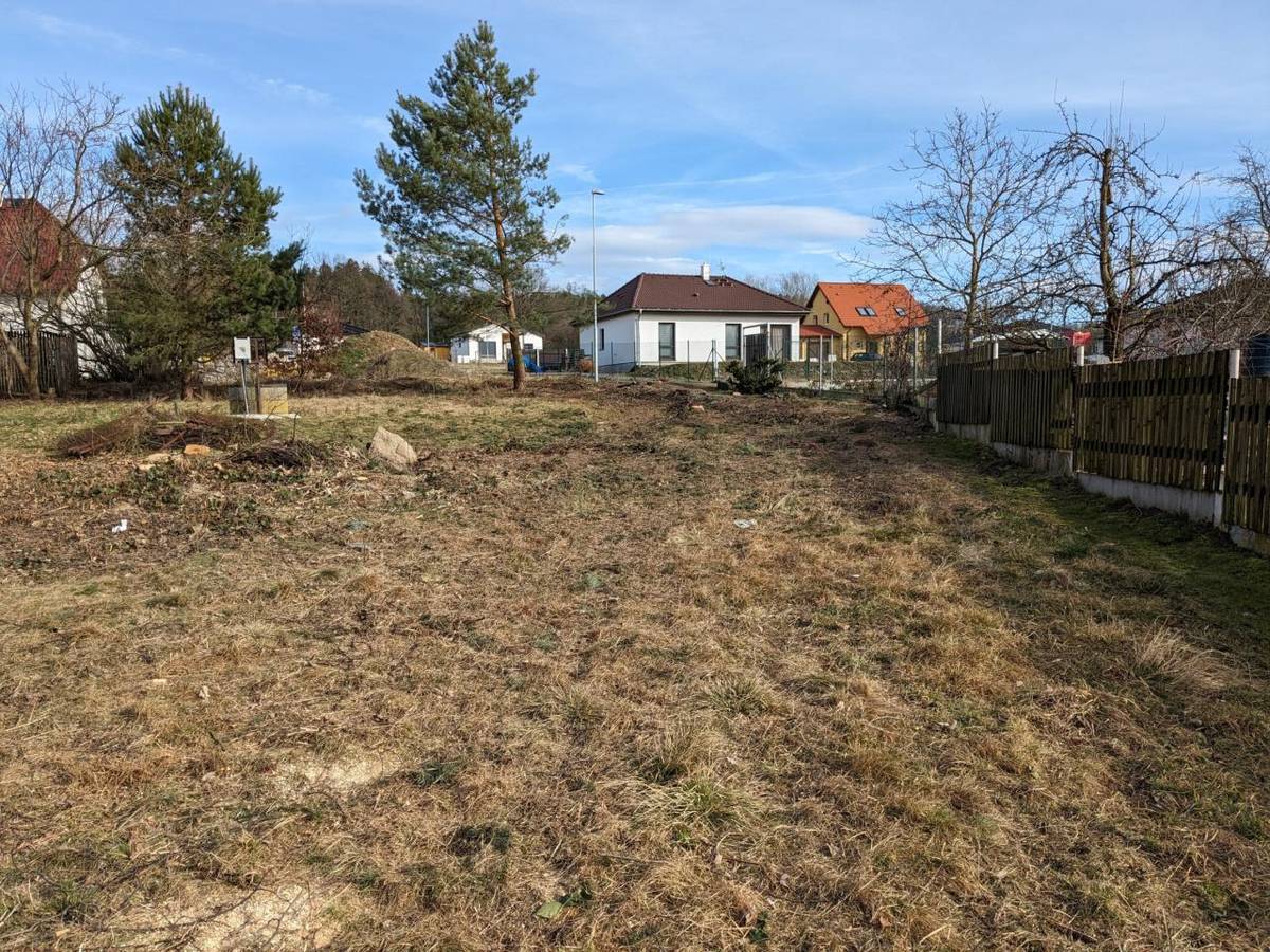 Propojovací chodník do stavební zóny vedoucí mezi čp. 99 a čp. 100