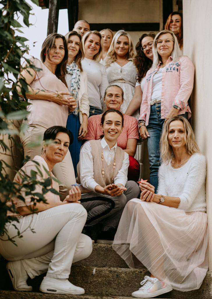 Hospic Mezi břehy poskytuje odbornou péči nevyléčitelně nemocným a jejich blízkým. Myšlenka hospice vychází z úcty k životu a z úcty k člověku jako jedinečné a neopakovatelné bytosti.