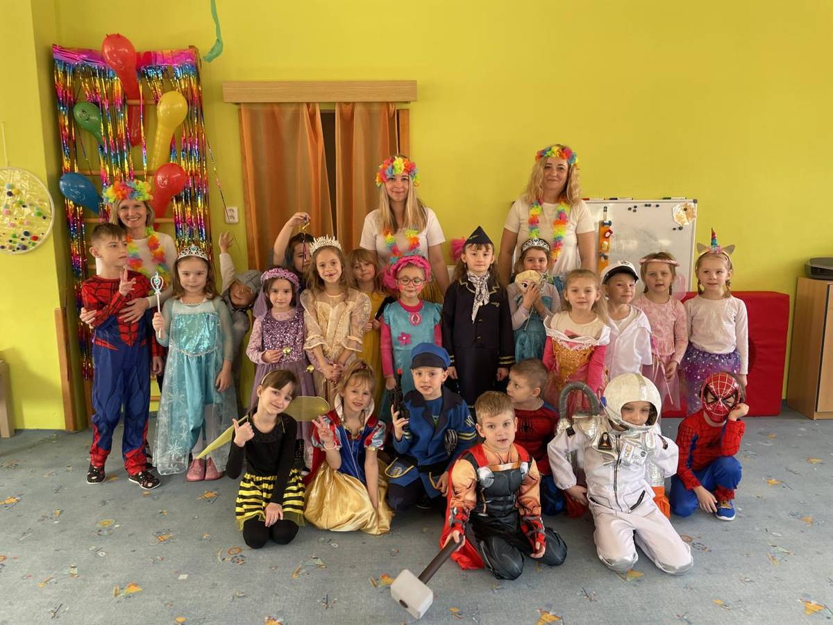 Dobré ráno, dobrý den,  do masek se převlečem.  Pojďte rychle všichni dál,  máme tady karneval!  Masopustní veselí  začne ráno v pondělí,  od pondělka do pátku,  změní třídu v pohádku.