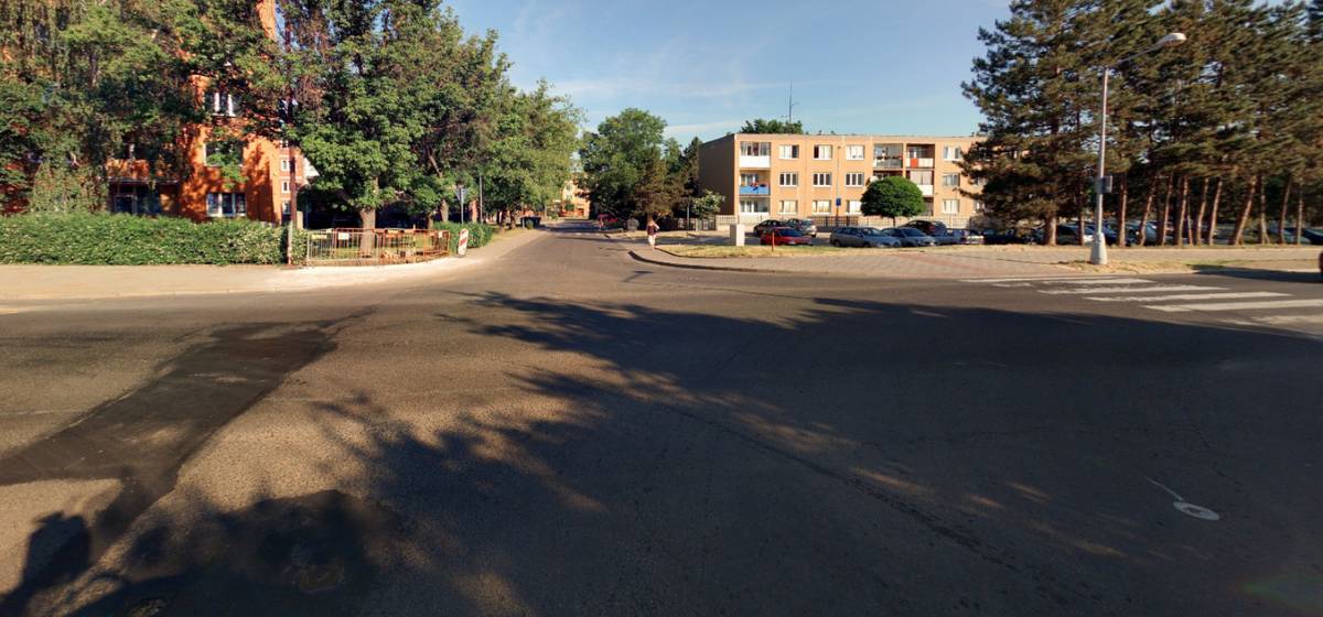 Děkujeme za Váš podnět týkající se instalace dopravního zrcadla na křižovatce ulic Čsl. armády a Teplická. Policie ČR – dopravní inspektorát, jako dotčený orgán dle § 77 zákona č. 361/2000 Sb., o provozu na pozemních komunikacích, obecně nedoporučuje instalaci dopravních zrcadel. Důvodem je zkreslený odraz vozidel v zrcadle, který může vést k nesprávnému vyhodnocení dopravní situace a zvýšení rizika nehody.  Ulice Teplická navíc prošla rozsáhlou rekonstrukcí, přičemž projektová dokumentace byla před realizací i po dokončení stavby v rámci kolaudačního řízení posouzena Policií ČR – dopravním inspektorátem. Ten neshledal ohrožení bezpečnosti silničního provozu.  Dále připomínáme, že dle § 4 písm. a) zákona č. 361/2000 Sb. je každý řidič povinen chovat se ohleduplně a ukázněně, přizpůsobit jízdu dopravní situaci a dbát zvýšené opatrnosti, aby neohrozil ostatní účastníky provozu.  S ohledem na uvedené skutečnosti nebude v současné době instalace dopravního zrcadla realizována.