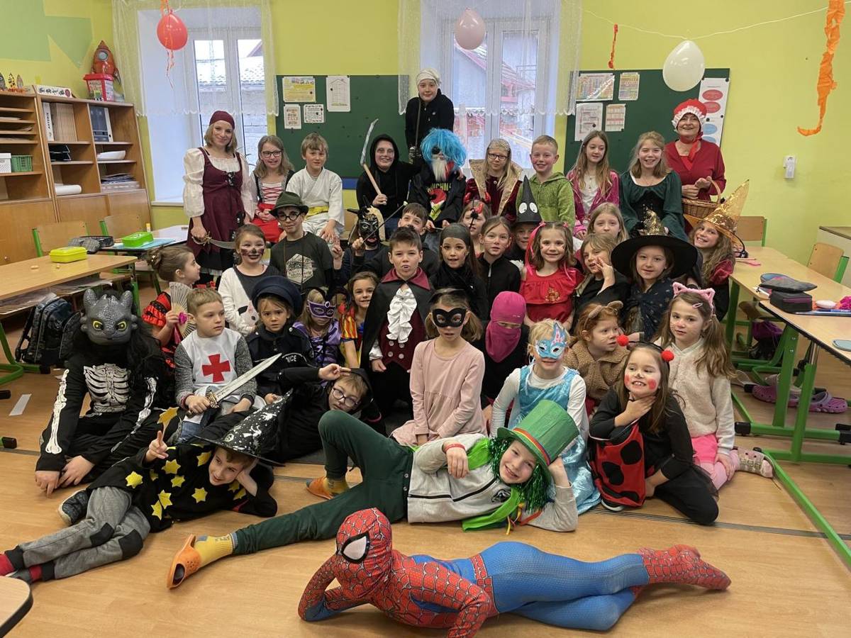 Ve škole jsme si užili krásný masopustní rej! Děti se převlékly do pestrobarevných kostýmů a masek, které představovaly různé postavy, od pohádkových bytostí po zvířátka. Celý den byl plný tance, her, zpěvu a smíchu.