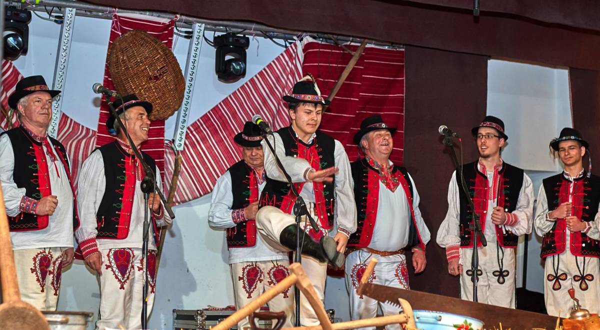 Fašiangový sprievod masiek a bohatý kultúrny program.