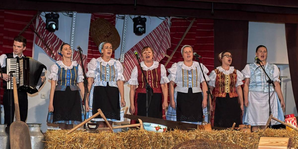 Fašiangový sprievod masiek a bohatý kultúrny program.