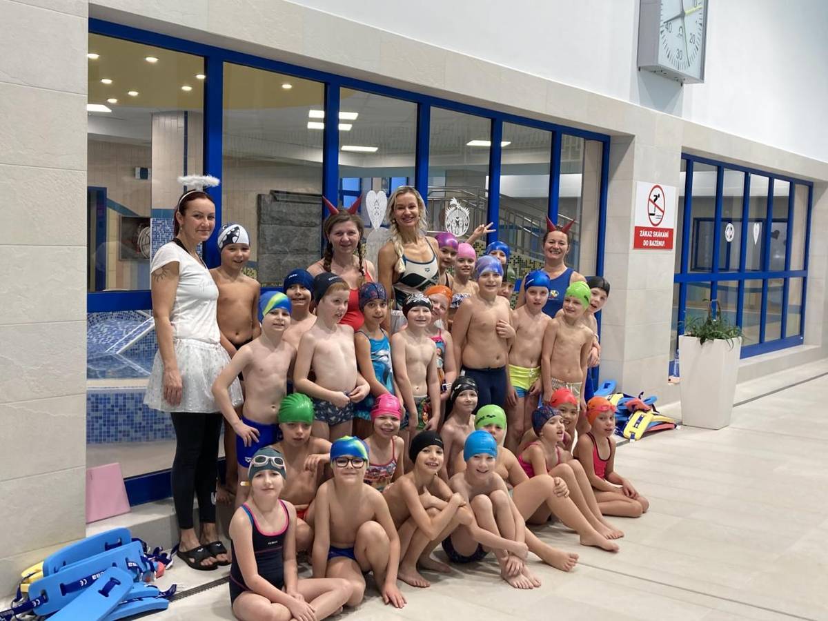 Naši druháci si vyplavali mokrá vysvědčení při plaveckém výcviku v domažlickém bazénu