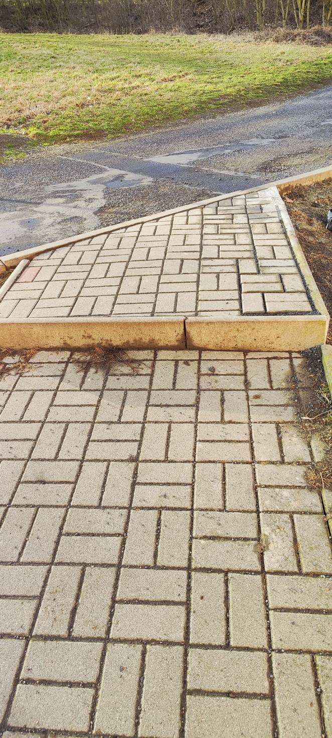 Městské technické služby provedly opravu chodníku.