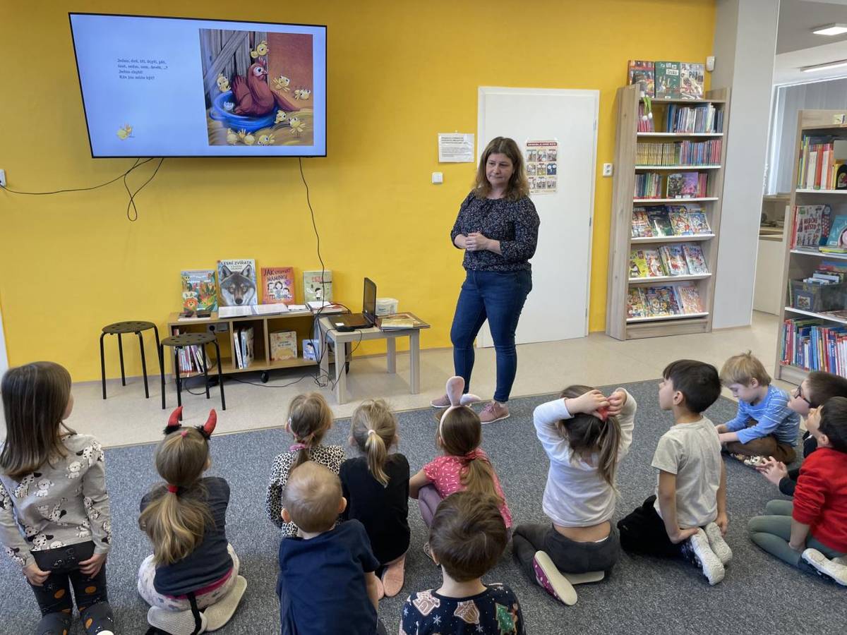 Jelikož je březen měsíc knihy, navštívili jsme s dětmi místní knihovnu, abychom si ukázali, kde si knihy můžeme půjčovat.