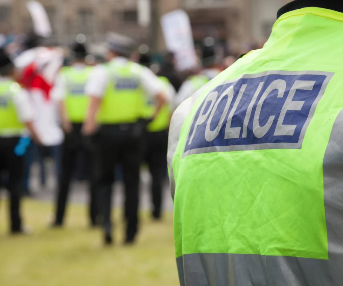 V souvislosti s nedávnou událostí, kdy byl ve Vrchlabí zaznamenán muž pohybující se pod vlivem omamných látek s nožem v ruce a které vyšetřuje policie, považuje město Vrchlabí za důležité uvést vyjádření k celé situaci. Jedná se o známou osobu, pana Maty, který ve Vrchlabí žije celý svůj život – není to tedy “návštěvník”, který by se k nám přesouval z jiných částí regionu. PČR společně s Městem se již opakovaně snažilo zajistit jeho psychiatrické vyšetření a následnou léčbu, bohužel však lékaři neshledali jeho stav za takový, aby zůstal v léčení. I přesto se situací město nadále zabývá a hledá možnosti, jak postupovat v rámci dostupných zákonných opatření. Ač se může zdát, a mezi občany tento názor panuje, že za těmito incidenty stojí většinou lidé, kteří navštěvují Středisko sociální rehabilitace na Lánovské ulici, bohužel opak je pravdou. Středisko sociální rehabilitace je určeno pro bezproblémové klienty z celého ORP (obec s rozšířenou působností). Ti jednotlivci, kteří ve městě působí potíže, jsou bohužel místní obyvatelé, kteří zde dlouhodobě žijí – nejedná se tedy o situaci, kdy by k nám přesouvali lidé z jiných částí regionu. Je důležité zmínit, že Vrchlabí jako ORP (obvod 15 dalších obcí) má povinnost zajistit sociální služby pro celý svůj správní obvod, který zahrnuje přibližně 30 000 obyvatel. Stát městu ukládá povinnost poskytovat podporu lidem v těžkých životních situacích, včetně osob závislých na návykových látkách, alkoholu či lidem bez domova. Zároveň také z důvodu vysokého počtu výskytu lidí s výše uvedenými problémy ve Vrchlabí a jeho okolí bylo zřízeno a je státem dotované Středisko sociální rehabilitace na Lánovské ulici. Středisko sociální rehabilitace je určeno pro bezproblémové klienty! Město Vrchlabí se snaží maximálně zajistit bezpečnost svých občanů, avšak v některých případech naráží na legislativní omezení a systémová pravidla, která ne vždy umožňují efektivní řešení těchto situací. I nadále se však budeme aktivně zasazovat o nalezení nejlepších možných řešení pro zajištění klidu a bezpečnosti ve městě, které je i ze statistického pohledu jedním z nejbezpečnějších. Děkujeme za pochopení a spolupráci. Město Vrchlabí