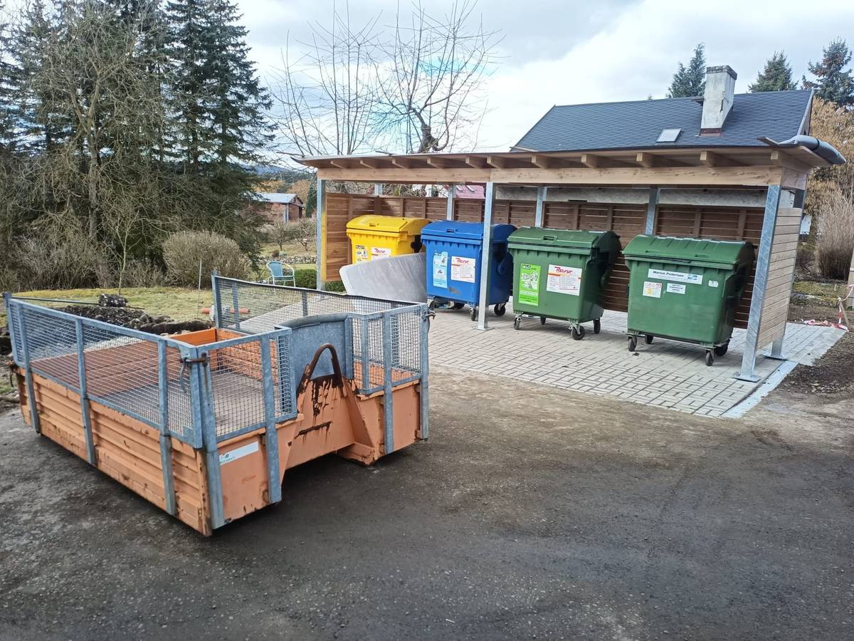 Stále pokračujeme ve sběru bioodpadu vlastní komunální technikou. Oranžový kontejner na BIO byl odvezen ze Šemnic a Sedlečka a je umístěn v Pulovicích ve spodní části v místě separovaného odpadu.     K dispozici bude kontejner minimálně do neděle 23. 3. 2025 do 16:00 hod. Pokud by se kontejner naplnil dříve, zajistíme jeho vyvezení.     Co do bioodpadu patří?  Posekaná tráva, drny, plevel  Spadané ovoce, odpady z ovoce a zeleniny  Větve (nastříhané/štěpkované), listí  Zemina, pokojové rostliny bez květináčů  Slupky, skořápky z vajec, kávová sedlina, čajové sáčky  Piliny, omezené zbytky jídel (nikdy tekuté)     Děkuji za spolupráci.     Josef Fiala starosta obce