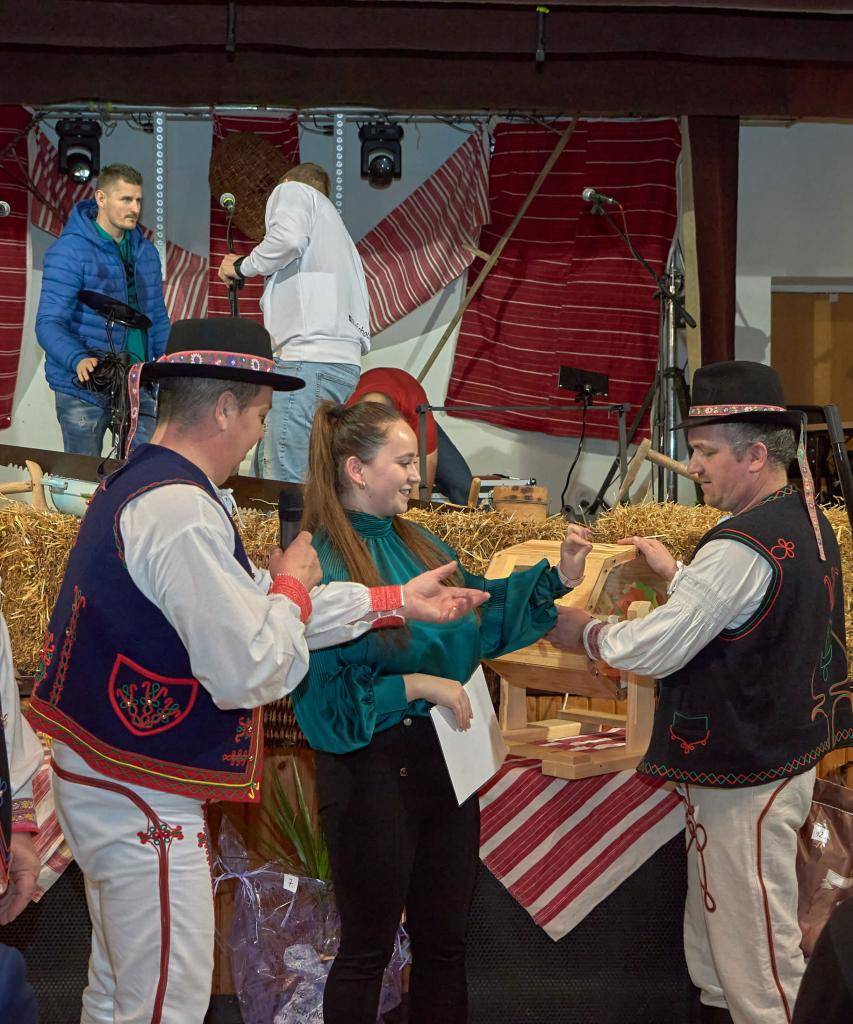 Fašiangový sprievod masiek a bohatý kultúrny program.