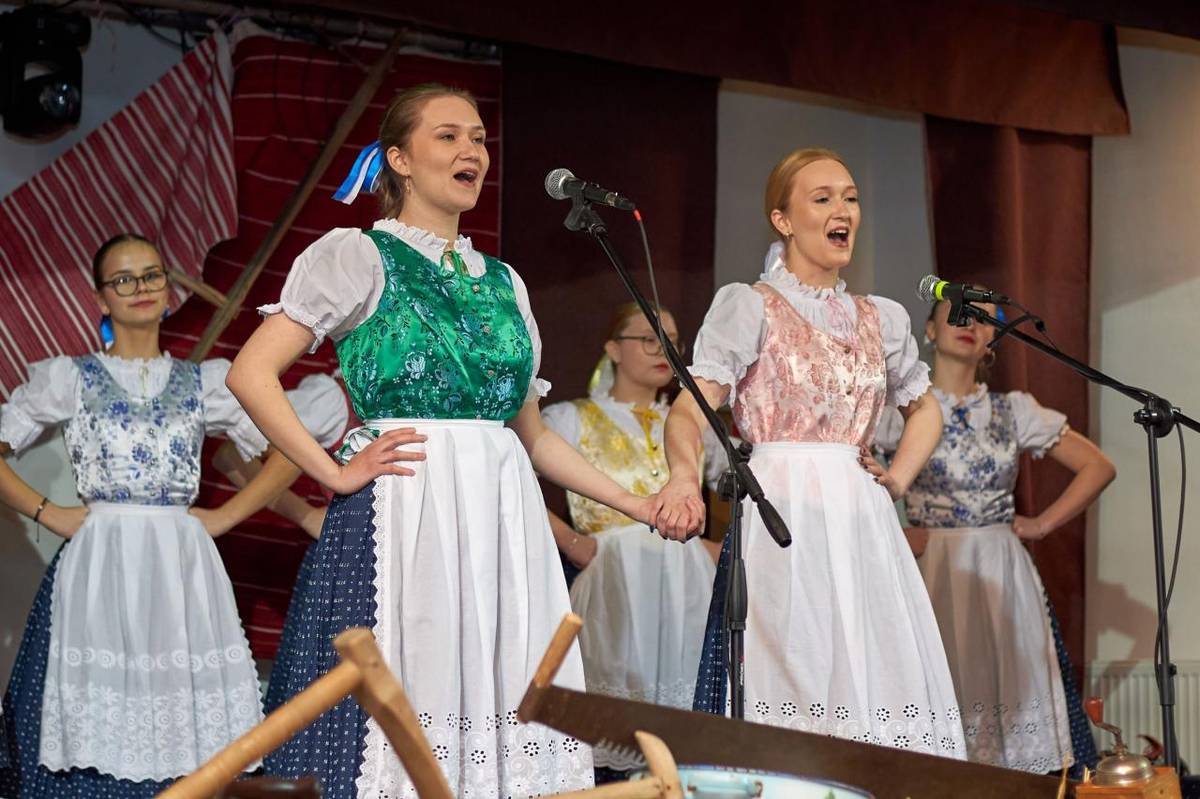 Fašiangový sprievod masiek a bohatý kultúrny program.