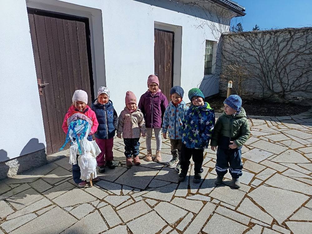 Dnes 21.3.2025 jsme si ve školce vyrobili Moranu, kterou jsme vynesli ze vsi a hodili do potoka. Básničkou jsme se se zimou rozloučili a doufáme, že se vrátí až zase za rok :-)
