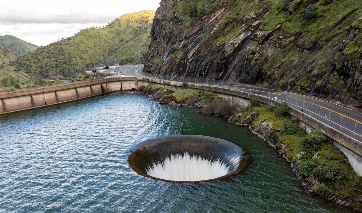 "Glory Hole" neboli "Svatá díra" na jezeře Berryessa.