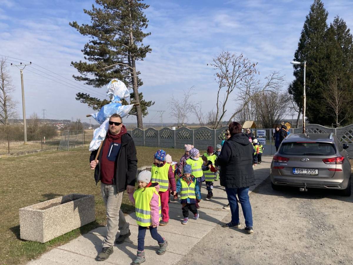 Průvod, loučení se s Moranou a následné hození do řeky Jizery. Zpívání tradičních písní, přednášení básní. Děkujeme za pomoc panu Procházkovi.