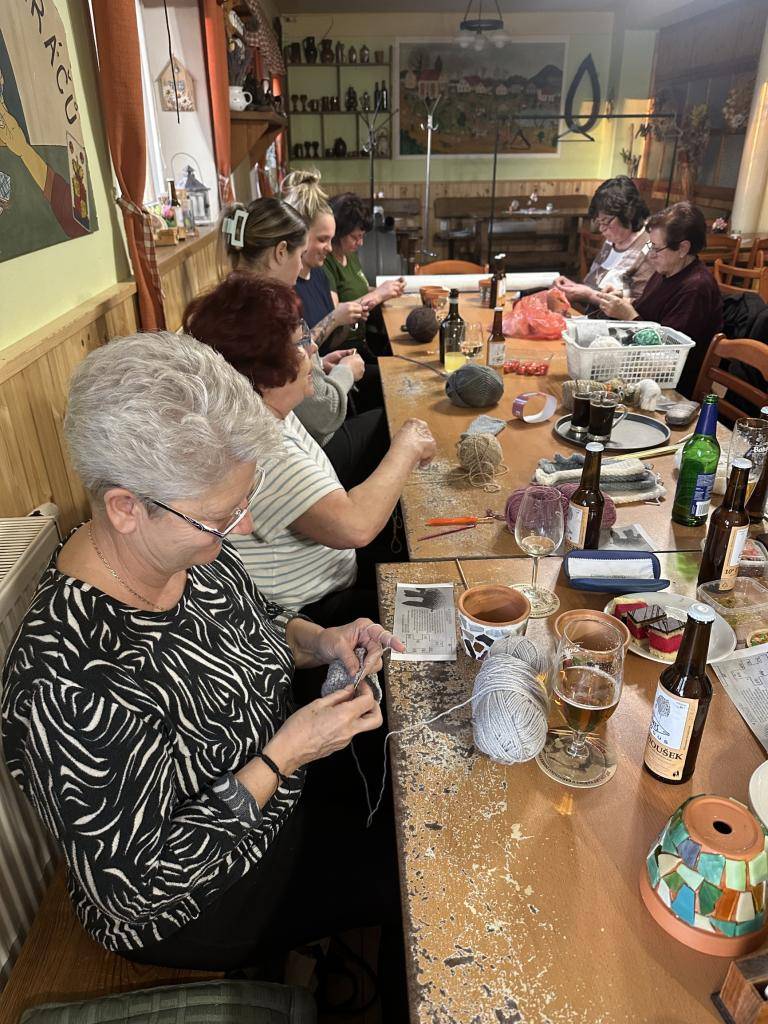 Naše dámy a slečny se v úterý 18.03.2025 již pilně připravovaly na jaro. Tvořily krásně barevné květináče a začaly s pletením velikonočních zajíčků a oveček.