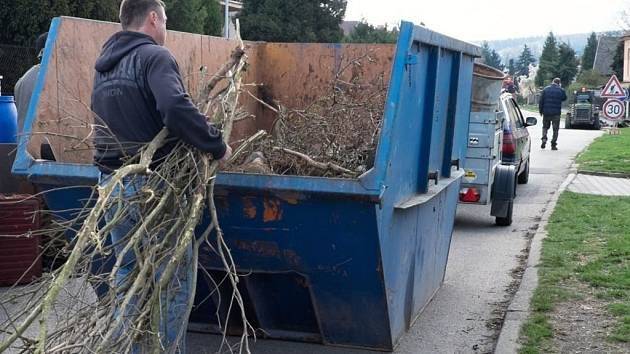 V prostoru kanalizace je přistaven kontejner na větve. Prosím nevhazujte žádný jiný odpad.