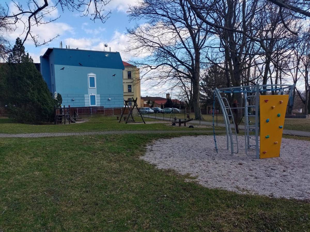 Po zimní přestávce a pravidelné údržbě se opět otvírá dětské hřiště vedle budovy Městského úřadu. Navštívit ho můžete od čtvrtka 20. března denně v době od 08:00 hod. do 20:00 hod.  Děkujeme, že dodržujete návštěvní řád!