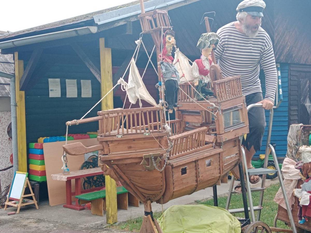 Naší MŠ pravidelně naštěvují divadelní spolky z okolí i daleka, mezi něž patří např. Divadlo Z BEDNY(Karlové Vary), nebo Divadlo DIVOLOĎ (Včelná u Českých Budějovic)