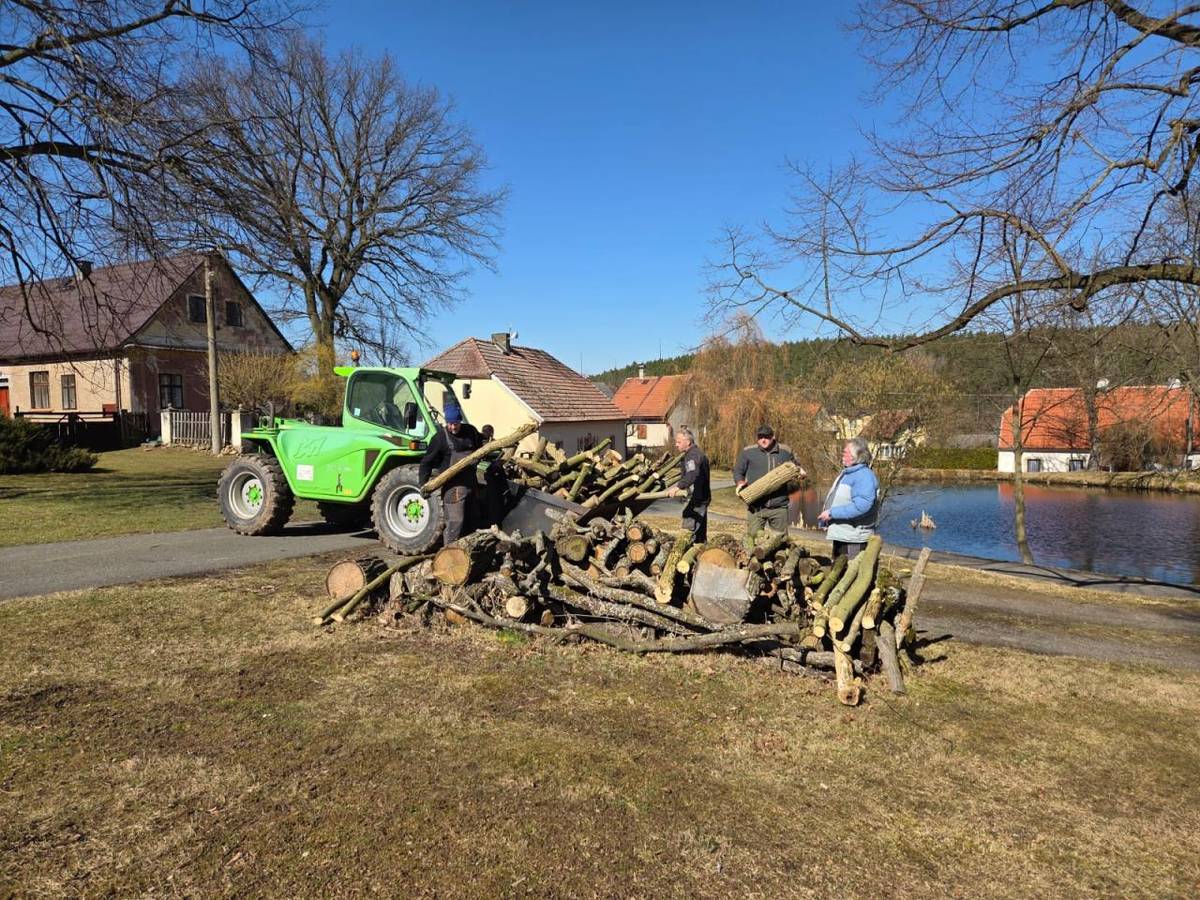 Spolek Rybaříci si na svém zasedání odhlasovali že v neděli 16.03.2025 zahájí prořezávku náletových dřevin v okolí rybníka a Malé vodní nádrže v obci Drahouš. Jak již tomu na Drahouši bývá, tak se přidali k pomoci nejen členové spolku ale také jiní trvale žijící občané, chalupáři a přátelé obce.