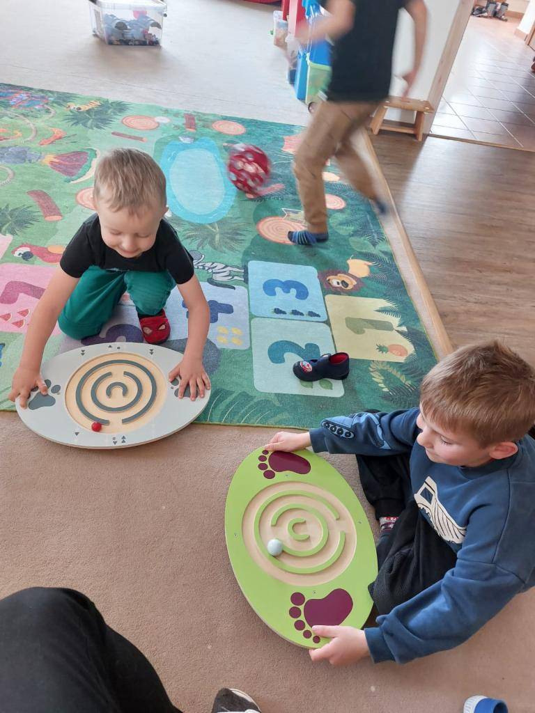 Děti si v naší MŠ velmi rádi hrají.