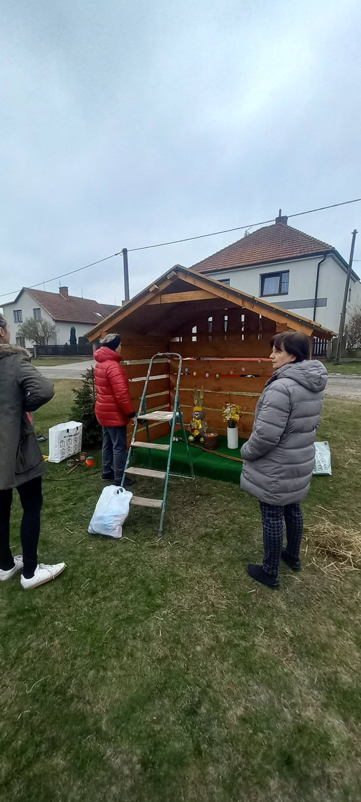 V domečku u zvoničky na návsi jsme pro potěchu oka připravili velikonoční výzdobu. Poděkování patří děvčatům ze zastupitelstva a okrasného spolku.
