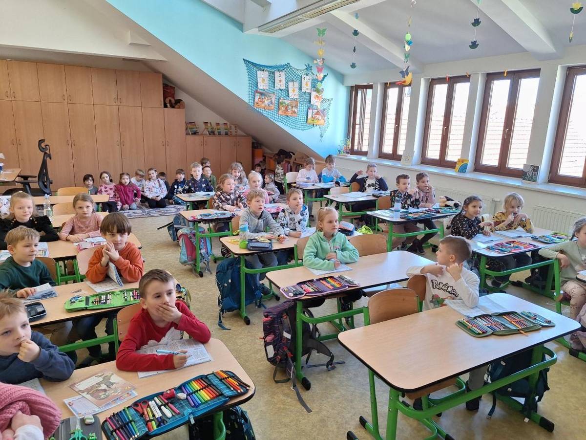 Ve středu se Berušky vydaly na návštěvu ZŠ Unesco. Potkaly bývalé kamarády ze školky, prošly si první, druhé i třetí třídy a mohly si vyzkoušet, jaké je to být školákem.    Děkujeme ZŠ Unesco za krásné dopoledne a perfektně připravený program.