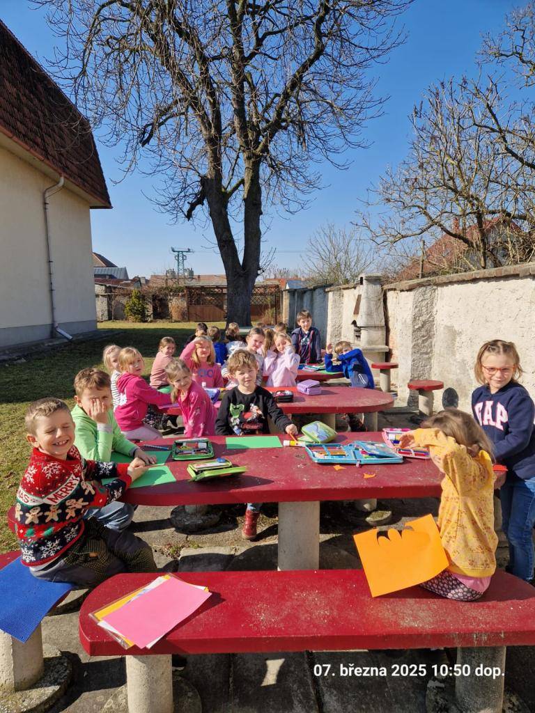 Sluníčko nevytahuje jen kytičky, ale také dětičky na práci venku.