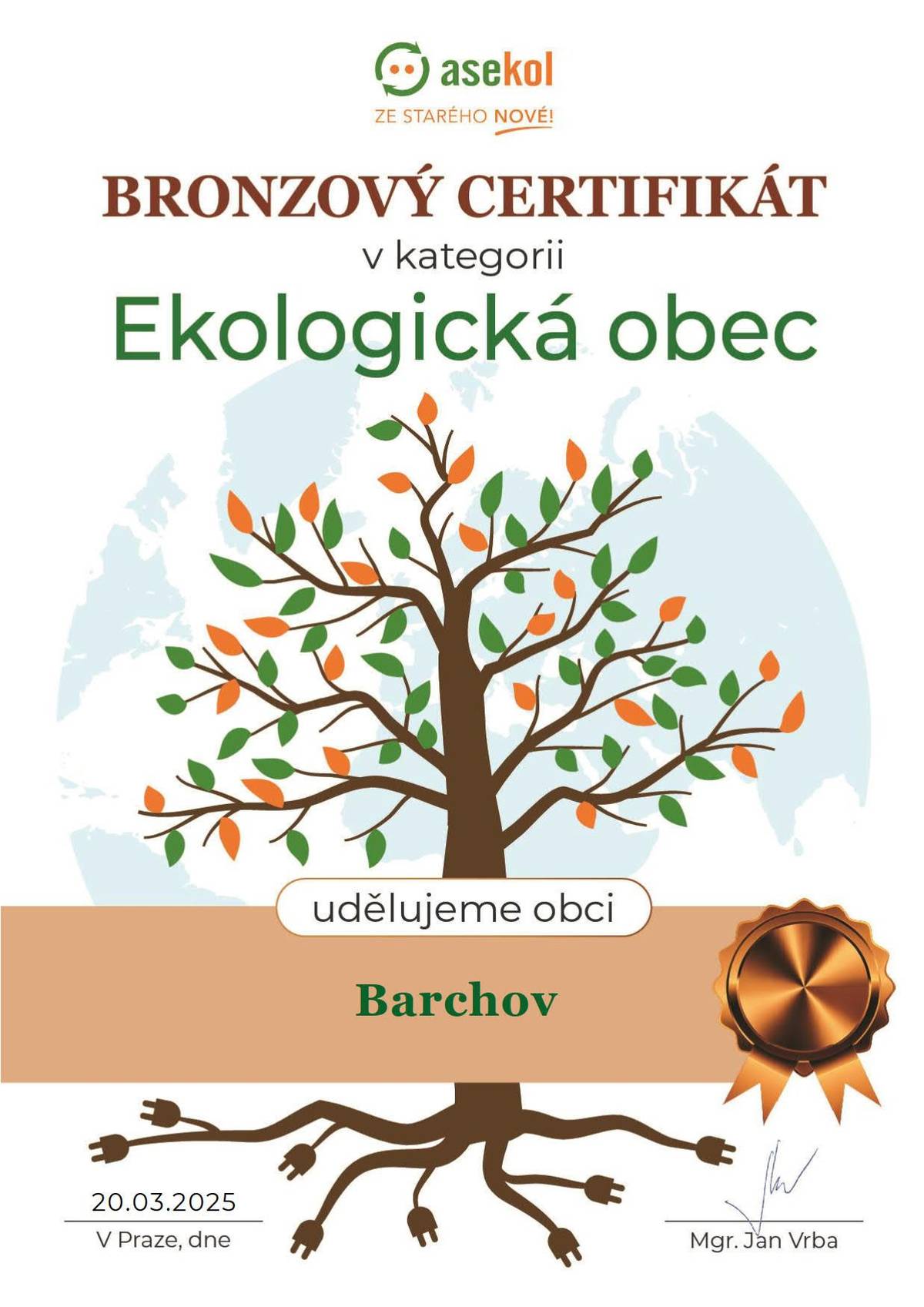Vážení zástupci obce,   s velkou radostí Vám zasíláme bronzový certifikát Ekologická obec, který je oceněním Vašeho  významného přínosu v oblasti zpětného odběru vysloužilých elektrozařízení. Toto ocenění je  důkazem Vašeho aktivního přístupu k ochraně životního prostředí a inspirací pro další obce a  komunity v naší zemi.   Vaše obec si svým ekologickým přístupem vysloužila mezi dalšími obcemi bronzovou pozici,  která odráží Vaši angažovanost a vytrvalé úsilí v oblasti recyklace elektronického odpadu. Váš  zájem o tuto problematiku přímo přispívá k ochraně přírody, snižování emisí skleníkových  plynů, zachování přírodních zdrojů a přechodu k udržitelnějšímu způsobu života.   Doufáme, že toto ocenění pro Vás bude motivací k dalším krokům směřujícím ke zvýšení  objemu sběru elektroodpadu ve Vaší obci.   Děkujeme Vám za Vaši obdivuhodnou práci a věříme, že příští rok společně oslavíme  stříbrné nebo zlaté ocenění!       S přáním dalších úspěchů,   Váš ASEKOL