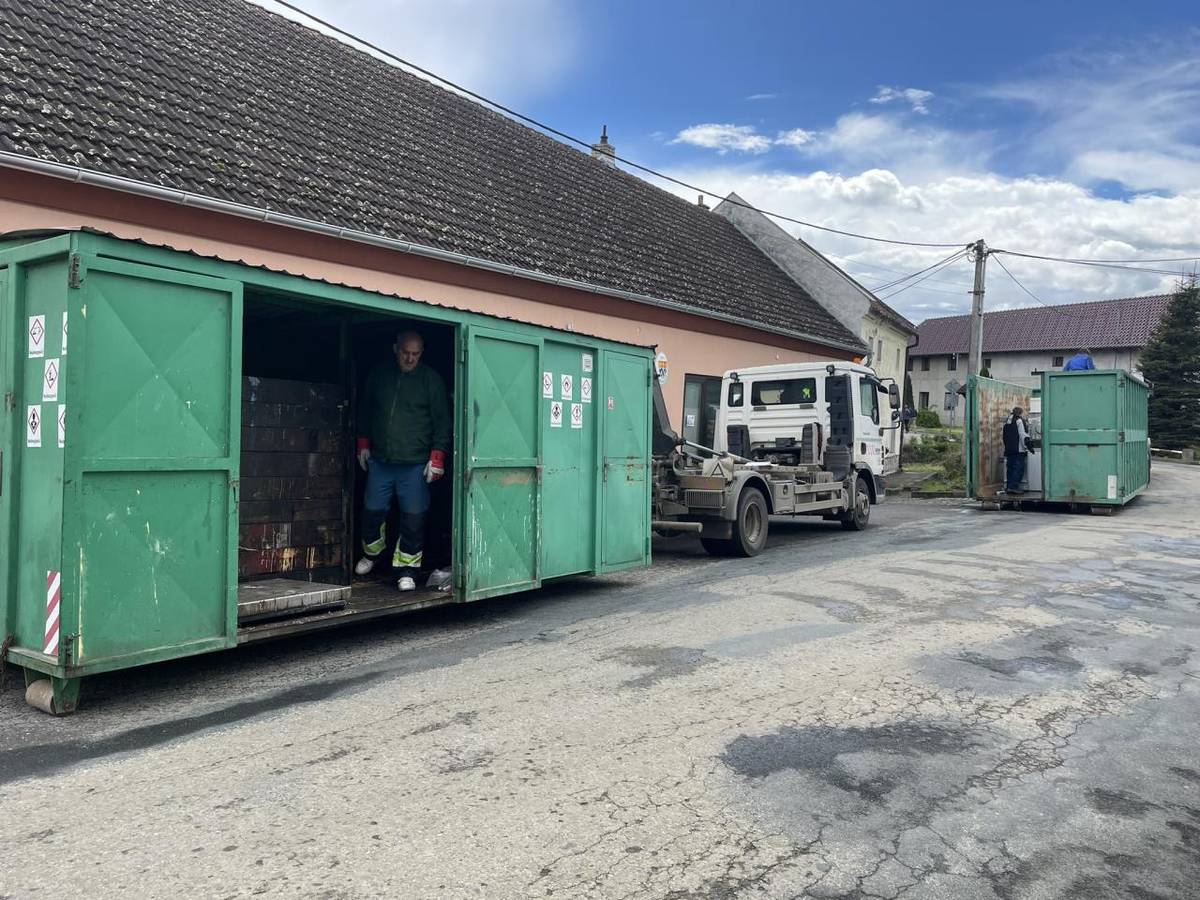 Firma Respono, a.s. ve spolupráci s obecním úřadem pro vás zajistili svoz nebezpečného odpadu a elektrozařízení. Ten se bude konat dne 5.4. 2025 v době od 13.15. - 13.45 hod před obecním úřadem.