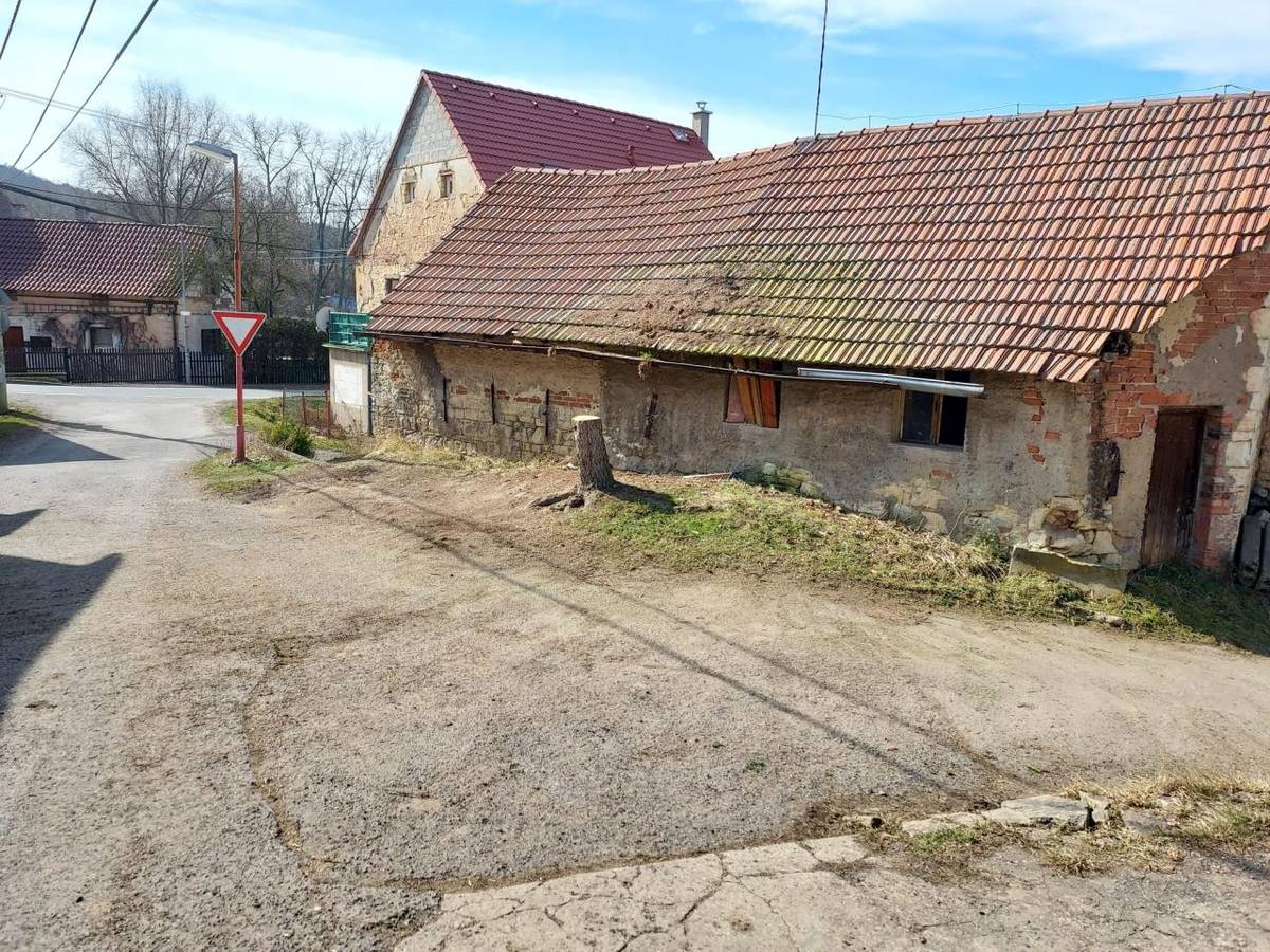 Dne 22.3.2025 byl ze strany OÚ odstraněn vzrostlý smrk u domu čp. 18