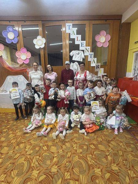 Naśe úžasné deti sa dnes predstavili na Talentáriu v speve, prednese poézie a za odmenu boli odmenení darčekom, diplomom o sladkosťou. Poďakovanie patrí kolegyni Boženke Sirkovej, ktorá celé Talentárium pripravila a samozrejme aj učiteľkäm, ktoré ich na súťaž pripravili.