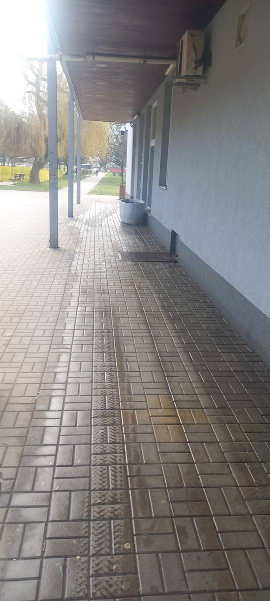 Městské technické služby provedly vyčištění chodníku a fasády přilehlého objektu v nákupní zóně Za Chlumem.