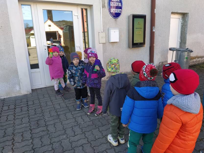DĚTI NAVŠTÍVILY MÍSTNÍ KNIHOVNU. PO SRDEČNÉM PŘIVÍTÁNÍ SE USADILY A VYSLECHLY SI ZAJÍMAVÉ POVÍDÁNÍ O KNIHÁCH, KNIHOVNĚ A JEJICH PRAVIDLECH. PANÍ KNIHOVNICE SI PRO DĚTI PŘIPRAVILA ZÁBAVNÝ PROGRAM PLNÝ ČTENÍ, HÁDANEK, HER A ZPĚVU. NAKONEC SI KAŽDÝ ODNESL ODMĚNU ZA PERFEKTNÍ VÝKON A ZNALOSTI.