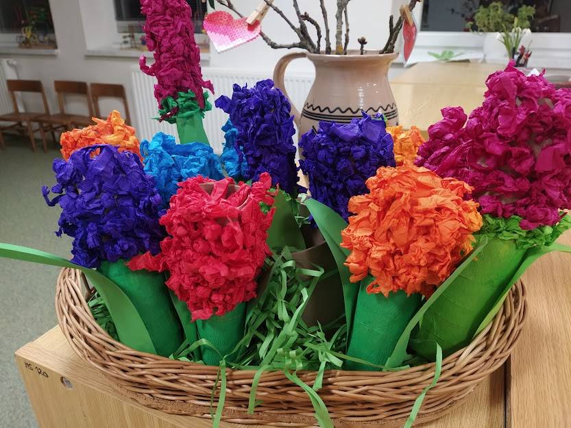 DO ZAHRÁDKY PŘIŠLO JARO,  COPAK SE TAM ASI STALO?  ROZKVETLY NÁM KYTIČKY,  NARCIS, KROKUS, KOČIČKY.