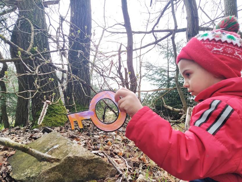 DĚTI ZKUSILY JARO OTEVŘÍT KLÍČEM, KTERÝ SI SPOLEČNĚ VYROBILY.  PŘIVÍTALY JARO KOUZELNOU AKTIVITOU, KTERÁ JE MOC BAVILA. DÍVALY SE KLÍČOVOU DÍRKOU DO JARNÍ BRÁNY, POSLECHLY SI POHÁDKU O PTÁČKOVI, KTERÝ HLÍDÁ LESNÍ KRÁLOVSTVÍ A LÉČÍ STROMY.