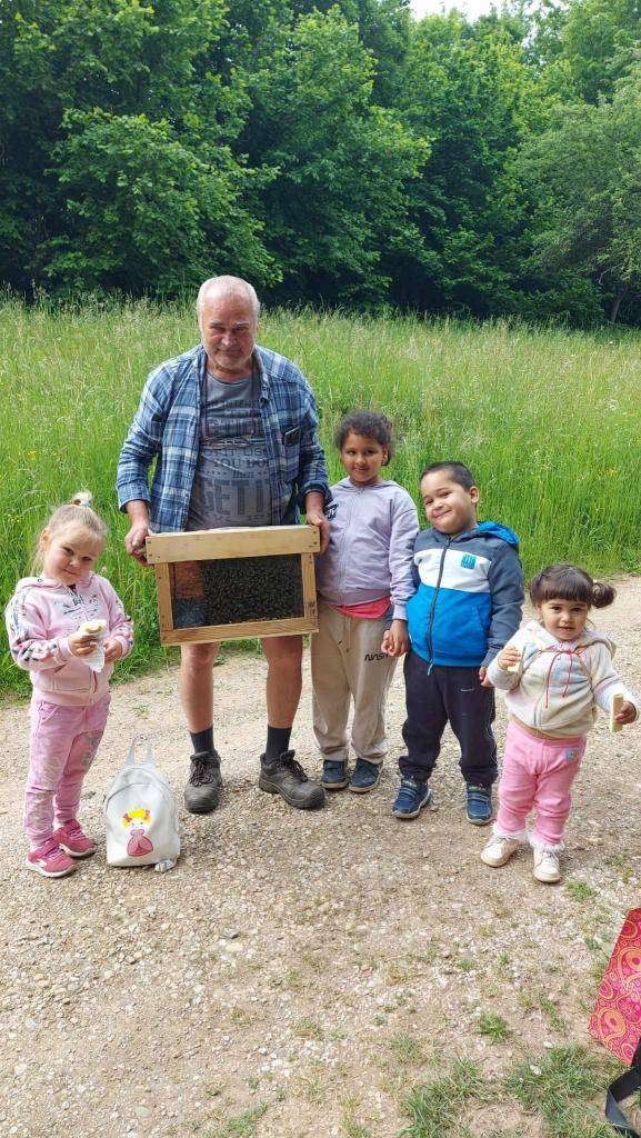 Včielka má veľmi dôležité postavenie v prírode. Bez nej by vyhynuli rastliny a taktiež by bola vážne ohrozená aj existencia nás všetkých. Dnes sme navštívili s Rozvojovým  Tímom Ochtiná pána Vladimíra Baštáka s manželkou, ktorým veľmi pekne ďakujeme za priblíženie a získanie nových vedomostí o život