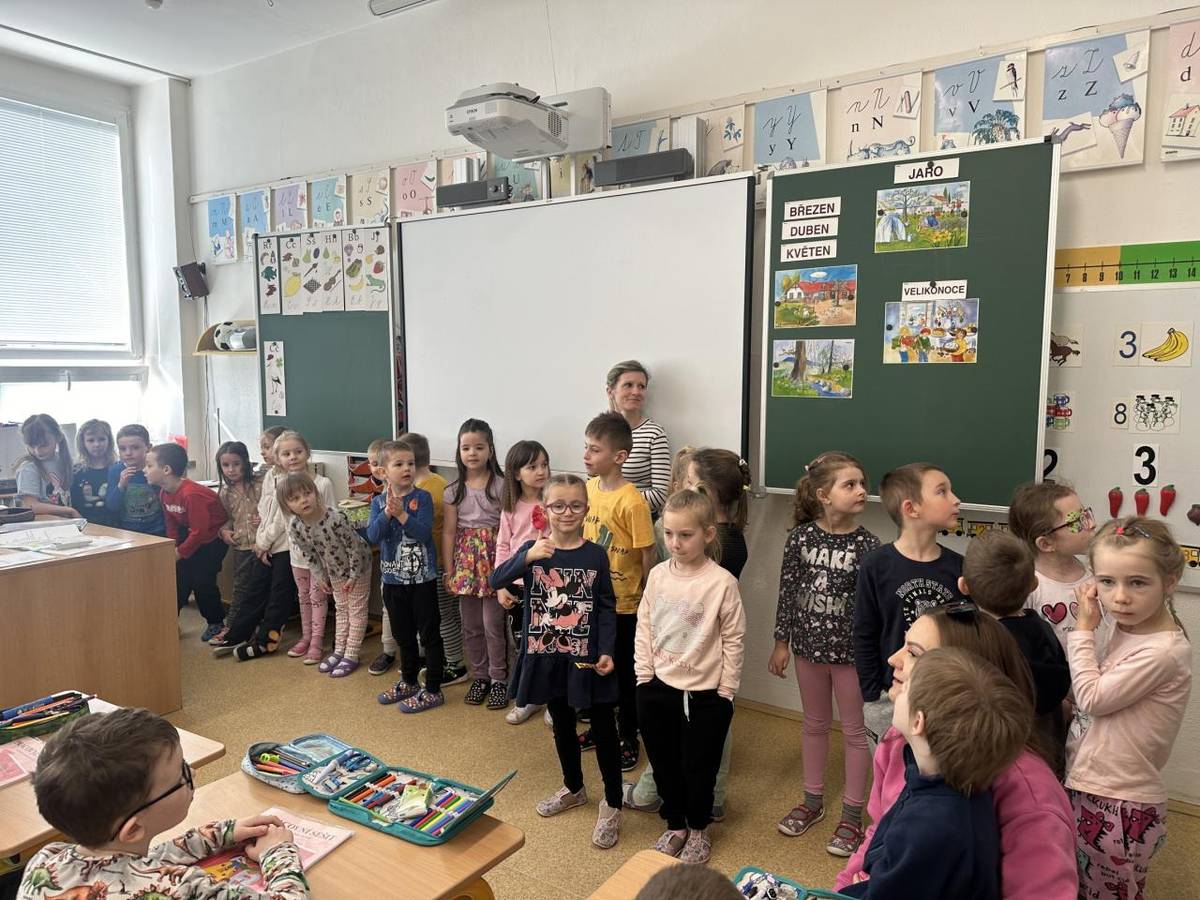 Dnes jsme s předškoláky navštívili naše kamarády v 1.třídě. Prvňáčci si pro děti připravili různé aktivity, úkoly, dokonce nám předvedli, jak ovládají čtení.   Děkujeme za pozvání a krásné dopoledne.