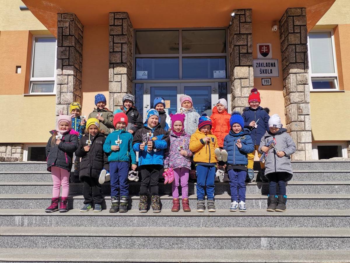 Predškoláci sa oboznámili s prostredím Základnej školy počas návštevy 1. triedy v ZŠ Východná. Prváci s pani učiteľkou ich privítali a predviedli, čo všetko sa už v škole naučili.