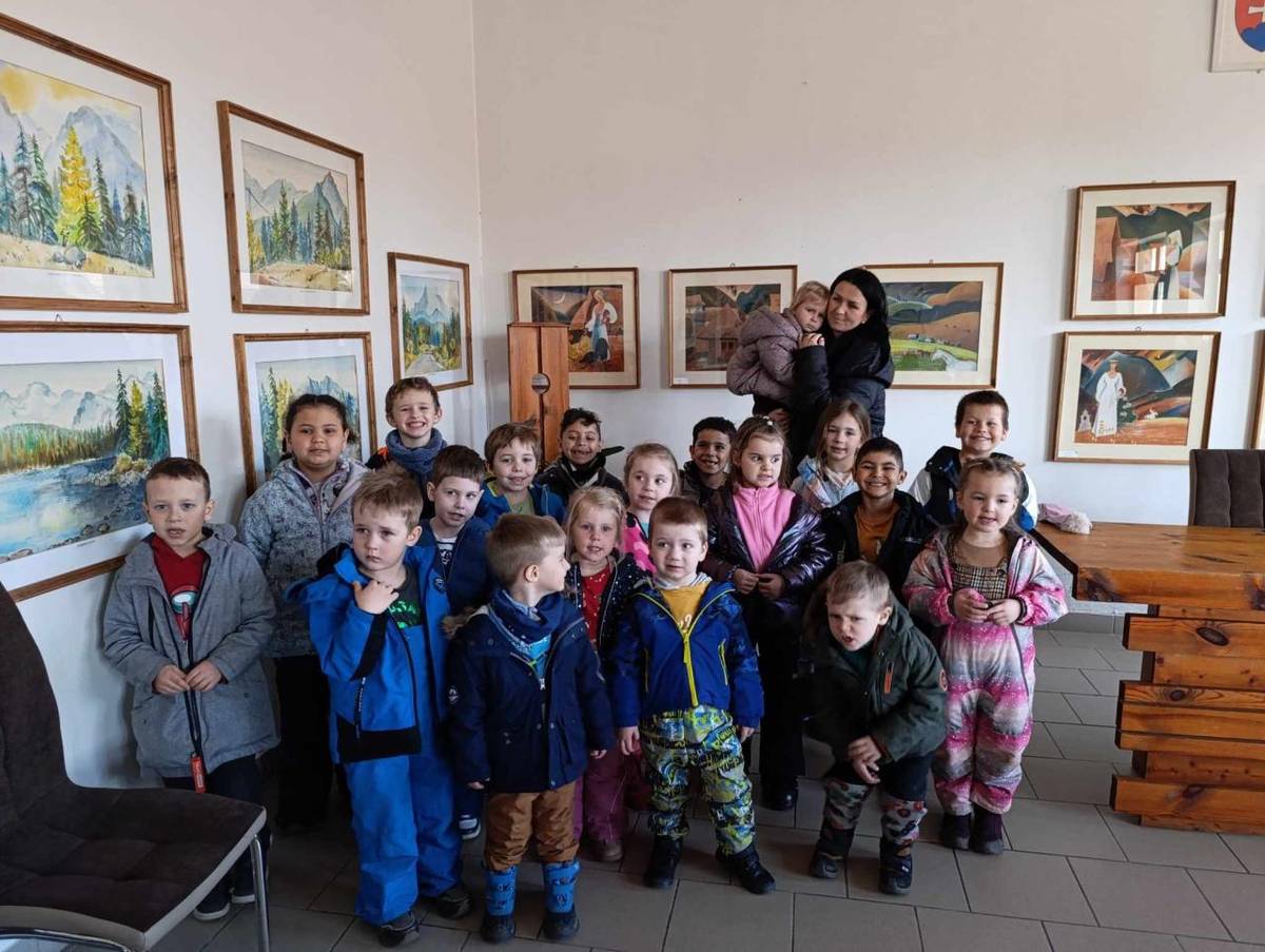 Deti navštívili výstavu obrazov na Obecnom úrade.