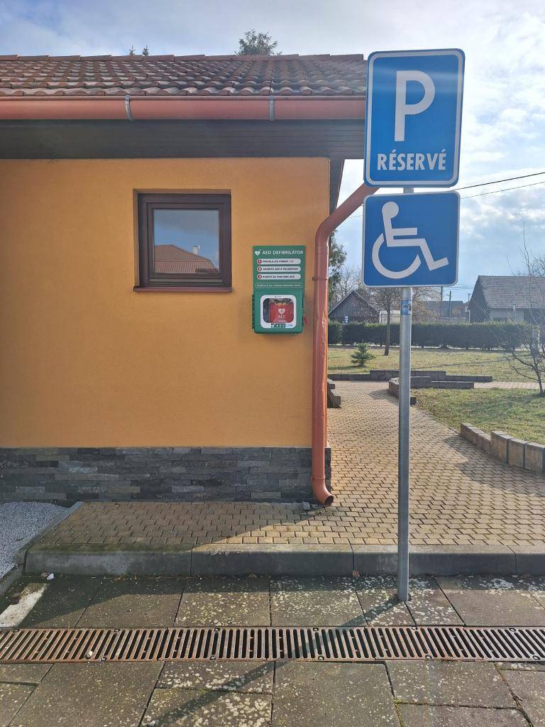 Oznamujeme občanom, že od dnešného dňa sú k dispozícii 2 nové automatické externé defibrilátory (AED), ktoré sú umiestnené v centrálnej časti obce pri kultúrnom dome v Žehre, na budove WC a v miestnej časti Dreveník na budove kultúrneho domu.