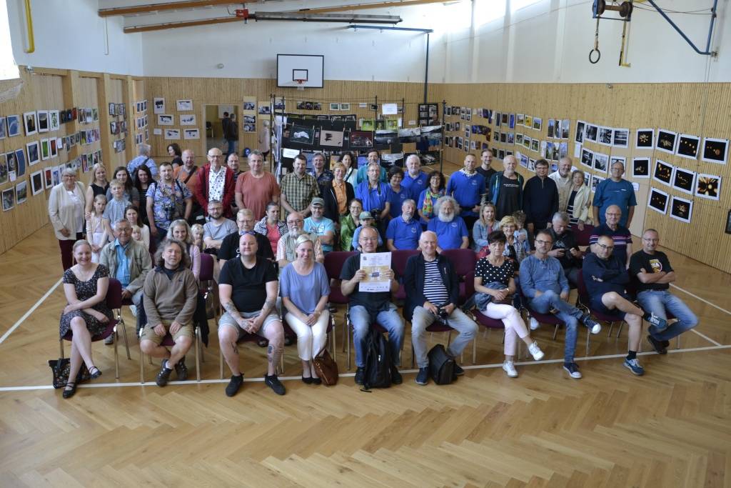 Záznam z průběhu fotografické výstavy a doprovodného kulturního programu.