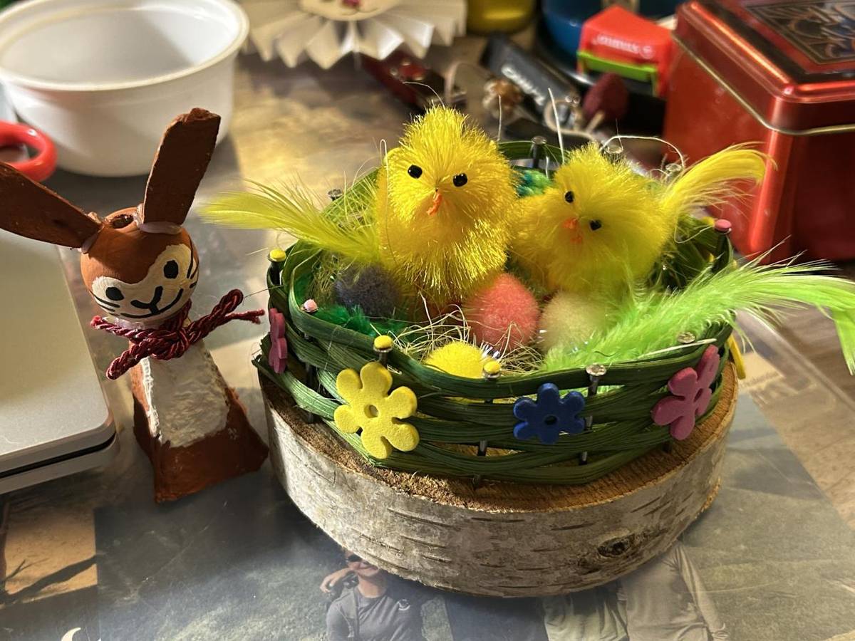 Krásné jarní dekorace si děti vyrobily na jarních dílnách, které naše škola pro ně a pro rodiče pořádala.