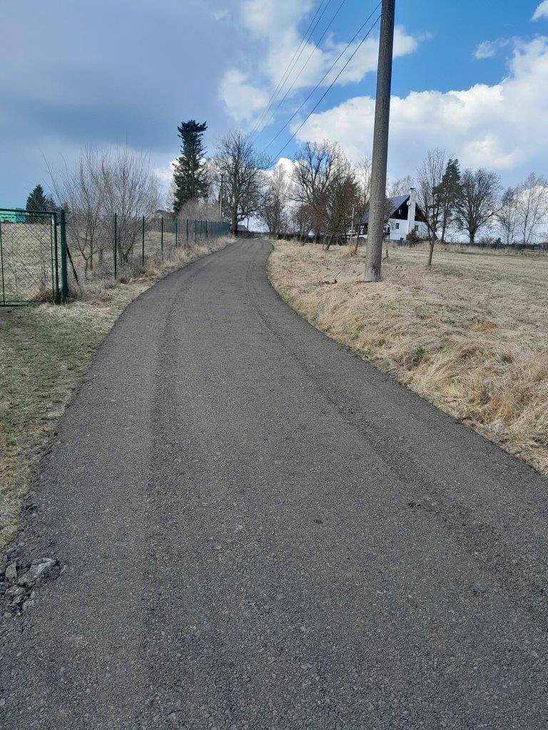 Co jsme nestihli na podzim, dohnali jsme na jaře. Cesta kolem lipového stromořadu mezi č.p. 19 a 18 je opravena.  Tak příjemné projití či cykloprojetí,   to vám přeje starosta.