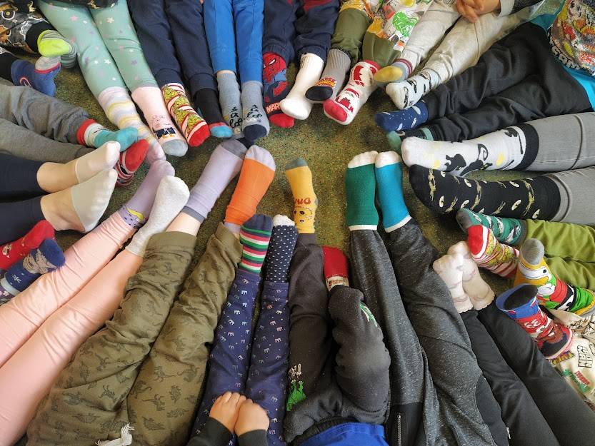 POVÍDALI JSME SI O TOM, ŽE KAŽDÝ ČLOVĚK JE JINÝ - NÁŠ KAMARÁD MŮŽE BÝT VYSOKÝ, MALÝ, HUBENÝ, MŮŽE NOSIT BRÝLE.  NĚKTEŘÍ LIDÉ MOHOU MÍT JINOU NEMOC, KVŮLI KTERÉ VYPADAJÍ JINAK NEŽ MY.  21.BŘEZNA NOSÍME KAŽDOU PONOŽKU JINOU, ABYCHOM SI PŘIPOMNĚLI, ŽE JE NAPROSTO V POŘÁDKU, KDYŽ NEJSME VŠICHNI STEJNÍ.