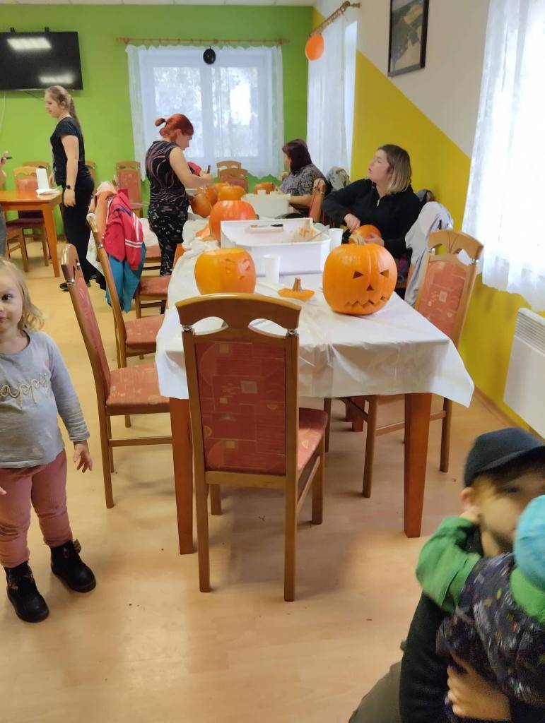 Dne 29.10.2022 jsme se sešli, abychom nasadili novou smuteční vrbu, kterou si zasadili místní děti. Po té jsme v KD vydlabali dýně jako připomínku svátku Hallowee