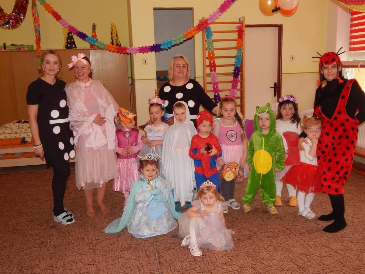 Počas fašiangov sa aj naša Materská škola premenila na kúzelnú krajinu plnú rozprávkových bytostí. Dobrá nálada, súťaže a výborná zábava boli súčasťou karnevalu.