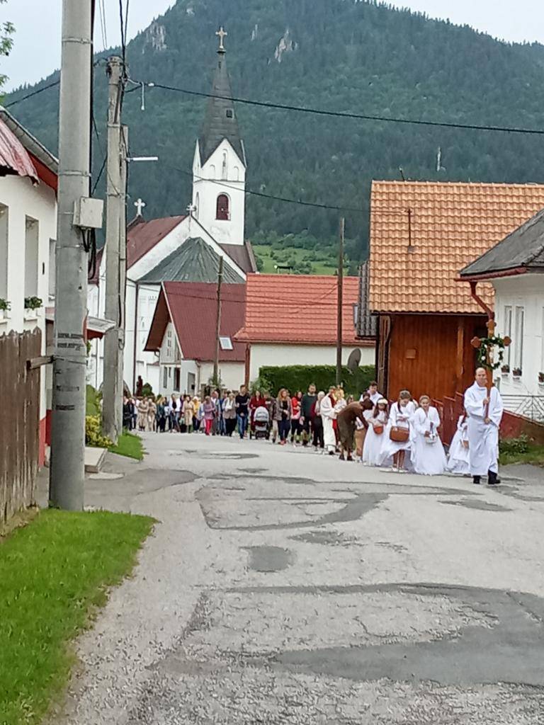 Slávnosť Božieho tela oslávili veriaci opäť procesiou