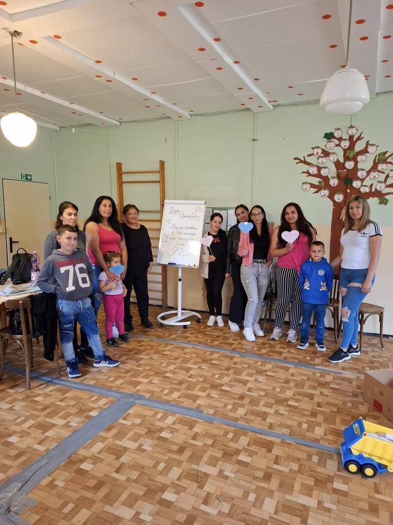 Deň najlepších priateľov- je dňom oslavy pravého priateľstva. Počiatkom bolo stretnutie asi štyridsiatich mladých ľudí v Richmonde v roku 2001, ktorí oslavovali svoje priateľstvo. Od toho dňa sa stretávajú ľudia každoročne v rôznych mestách,aby strávili spoločné chvíle a oslávili svoj vzťah.